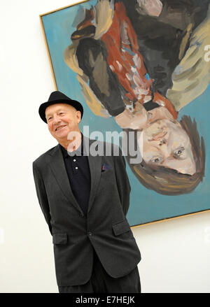 München, Deutschland. 18. Sep, 2014. Künstlers Georg Baselitz vor dem Gemälde "Elke 1" in der Ausstellung "Georg Baselitz - dazwischen, damals und heute" Haus der Kunst in München, Deutschland, 18. September 2014. Baselitz nahmen an der Pressekonferenz zur Eröffnung der Ausstellung, die seine Karriere in den vergangenen 50 Jahren dokumentiert. Es ist geöffnet vom 19. September 2014 bis 1. Februar 2015. © Dpa picture-Alliance/Alamy Live News Stockfoto