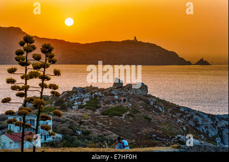 Europa, Frankreich, Korsika, Haute-Corse, Calvi. Paar Liebhaber bei Sonnenuntergang. Stockfoto