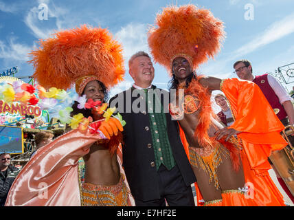 München, Deutschland. 18. Sep, 2014. München, Deutschland. 18. September 2014. Bürgermeister von München Dieter Reiter steht mit brasilianischen Tänzerinnen während der Wiesn-Tour auf der Theresienwiese Oktoberfestes in München, Deutschland, 18. September 2014. Oktoberfest findet vom 20 September bis 05. Oktober dieses Jahres. © Dpa picture-Alliance/Alamy Live News Bildnachweis: Dpa/Alamy Live-Nachrichten Stockfoto