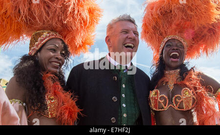 München, Deutschland. 18. Sep, 2014. München, Deutschland. 18. September 2014. Bürgermeister von München Dieter Reiter steht mit brasilianischen Tänzerinnen während der Wiesn-Tour auf der Theresienwiese Oktoberfestes in München, Deutschland, 18. September 2014. Oktoberfest findet vom 20 September bis 05. Oktober dieses Jahres. © Dpa picture-Alliance/Alamy Live News Bildnachweis: Dpa/Alamy Live-Nachrichten Stockfoto
