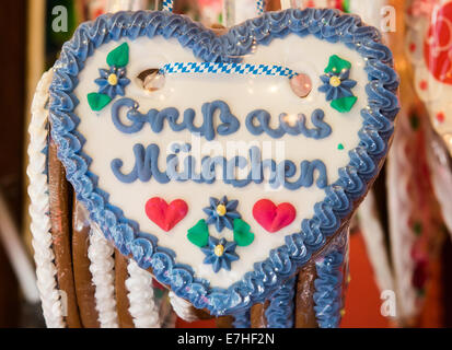 München, Deutschland. 18. Sep, 2014. München, Deutschland. 18. September 2014. Ein Cookie lesen "Grüße aus München" während der Wiesn-Tour auf der Theresienwiese Oktoberfest-Gelände in München, Deutschland, 18. September 2014. Oktoberfest findet vom 20 September bis 05. Oktober dieses Jahres. © Dpa picture-Alliance/Alamy Live News Bildnachweis: Dpa/Alamy Live-Nachrichten Stockfoto