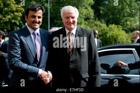 München, Deutschland. 18. Sep, 2014. Premier of Bavaria Horst Seehofer (R) empfängt den Emir von Katar, Scheich Tamim Bin Hamad al-Thani in München, Deutschland, 18. September 2014. Der Emir setzt seine Reise nach Deutschland. Poto: SVEN HOPPE/Dpa/Alamy Live News Stockfoto