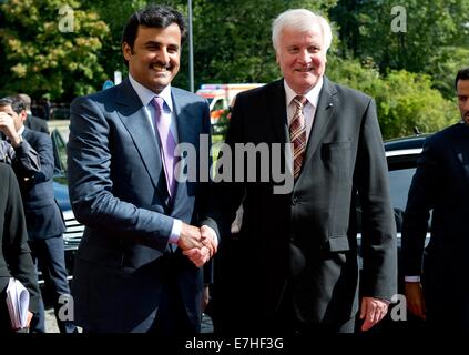 München, Deutschland. 18. Sep, 2014. Premier of Bavaria Horst Seehofer (R) empfängt den Emir von Katar, Scheich Tamim Bin Hamad al-Thani in München, Deutschland, 18. September 2014. Der Emir setzt seine Reise nach Deutschland. Poto: SVEN HOPPE/Dpa/Alamy Live News Stockfoto