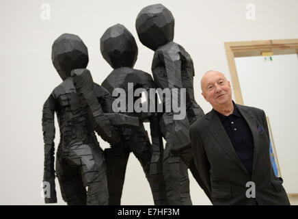 München, Deutschland. 18. Sep, 2014. Künstlers Georg Baselitz steht neben seiner Skulptur "BDM-Gruppe" in der Ausstellung "Georg Baselitz - dazwischen, damals und heute" Haus der Kunst in München, Deutschland, 18. September 2014. Baselitz nahmen an der Pressekonferenz zur Eröffnung der Ausstellung, die seine Karriere in den vergangenen 50 Jahren dokumentiert. Es ist geöffnet vom 19. September 2014 bis 1. Februar 2015. Foto: ANDREAS GEBERT/Dpa/Alamy Live-Nachrichten Stockfoto