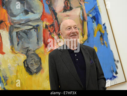 München, Deutschland. 18. Sep, 2014. Künstlers Georg Baselitz steht neben seinem Spainting "Schlafzimmer" in der Ausstellung "Georg Baselitz - dazwischen, damals und heute" Haus der Kunst in München, Deutschland, 18. September 2014. Baselitz nahmen an der Pressekonferenz zur Eröffnung der Ausstellung, die seine Karriere in den vergangenen 50 Jahren dokumentiert. Es ist geöffnet vom 19. September 2014 bis 1. Februar 2015. Foto: ANDREAS GEBERT/Dpa/Alamy Live-Nachrichten Stockfoto