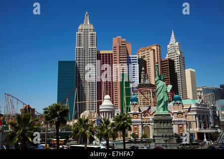 Replik der Freiheitsstatue und Achterbahn auf äußere des New York-New York Hotel and Casino, Las Vegas, Nevada, USA Stockfoto