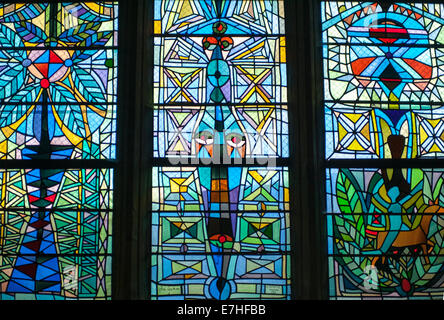 Bunte Glasfenster getan von Jean Cocteau in einer Kapelle in Metz, Frankreich Stockfoto