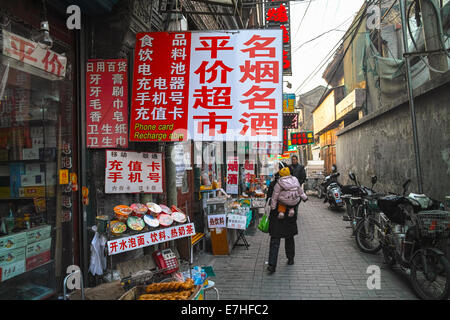 Eine alte Beijng Hutong voll mit kleinen Läden und restaurants Stockfoto