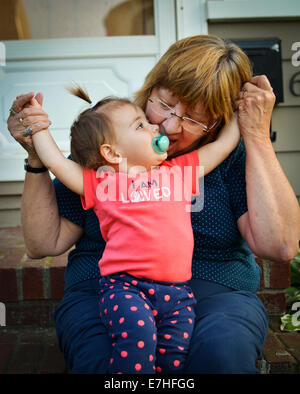 Baby und Großmutter Spaß Stockfoto