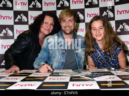 Ehemaliges Mitglied der Westlife Kian Egan startet sein erstes Solo-Album "Home" bei HMV Dundrum...  Mitwirkende: Anne Cassin, Kian Egan, Shauna Cassin wo: Dublin, Irland bei: 16. März 2014 Stockfoto