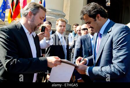 München, Deutschland. 18. Sep, 2014. Emir von Katar, Scheich Tamim Bin Hamad al-Thani, gibt Autogramme nach einem Empfang mit dem bayerischen Ministerpräsidenten in München, Deutschland, 18. September 2014. Der Emir setzt seine Reise nach Deutschland. Poto: SVEN HOPPE/Dpa/Alamy Live News Stockfoto