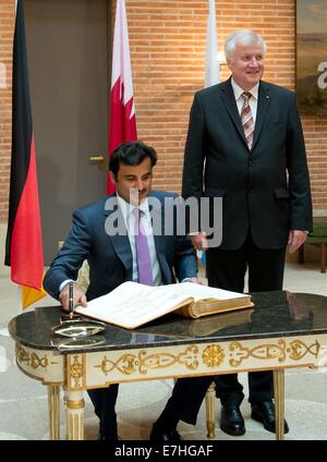 München, Deutschland. 18. Sep, 2014. Der Emir von Katar, Scheich Tamim Bin Hamad al-Thani unterschreibt das Goldene Buch neben bayerischen Ministerpräsidenten Horst Seehofer in München, Deutschland, 18. September 2014. Der Emir setzt seine Reise nach Deutschland. Poto: SVEN HOPPE/Dpa/Alamy Live News Stockfoto