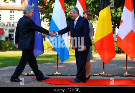 Der deutsche Bundespräsident Joachim Gauck (2-R) und seiner Lebensgefährtin Daniela Schadt Grüße österreichischen Präsidenten Heinz Fischer (L) während das 11. Treffen der deutschsprachigen Staatsoberhäupter in Bad Doberan, Deutschland, 18. September 2014. Sie diskutieren Fragen demokratischen Wandel und Erinnerung an die friedliche Revolution in der DDR auf dem informellen Treffen vor 25 Jahren. Foto: JENS Büttner/dpa Stockfoto