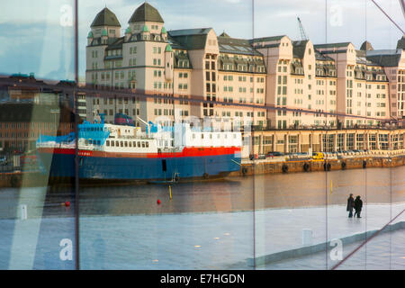 Reflexion der Innenstadt von Oslo und ein Schiff im Hafen Stockfoto