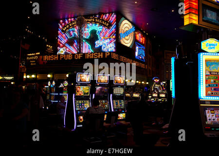 Spielautomaten im New York-New York Hotel and Casino, Las Vegas, Nevada, USA Stockfoto