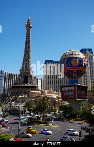 Halbe Größe Eiffelturm Replik und Montgolfier balloon Zeichen, Paris Las Vegas Hotel und Casino, Strip, Las Vegas, Nevada, USA Stockfoto