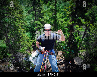 Man klettert in Alaska, hat es bis zur Spitze des Berges geschafft Stockfoto