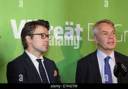 Helsinki, Finnland. 18. September 2014. Finnische Grüne Liga verlässt das Kabinett über Streit um den Bau des neuen Kernkraftwerks mit der Russischen Rosatom. Parteichef Ville Niinistö auf der Pressekonferenz nach dem Verlassen des Schrankes. Am Mittwoch, dem 17. Sept. dann Umweltminister und Grüne Liga Stuhl Ville Niinistö sagte der Financial Times, der Bau eines neuen Kernreaktors mit Rosatom, der Auftragnehmer ausgewählt, um die fennovoima Anlage zu liefern, würde Finnland Energie die Abhängigkeit von Russland zu erhöhen. Credit: Heini Kettunen/Alamy leben Nachrichten Stockfoto