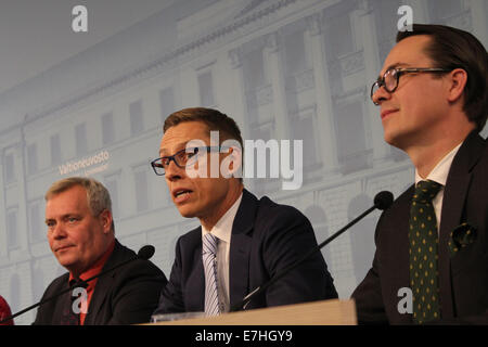 Helsinki, Finnland. 18. September 2014. Der finnische Premierminister Alexander Stubb (in der Mitte), Minister der Finanzen antti Rinne (links) und Minister der Verteidigung Carl haglund auf der Pressekonferenz nach der Grünen Liga links das Kabinett über Streit um den Bau des neuen Kernkraftwerks mit der russischen Rosatom. Am Mittwoch, 17. Sept. Dann Umweltminister und Grüne Liga Stuhl Ville Niinistö sagte der Financial Times, der Bau eines neuen Kernreaktors mit rosatom. Credit: Heini kettunen/alamy leben Nachrichten Stockfoto