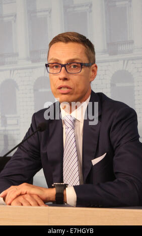 Helsinki, Finnland. 18. September 2014. Der finnische Ministerpräsident Alexander Stubb bei Pressekonferenz nach der Grünen Liga Streit über den Bau der neuen Kernkraftwerks mit russischen Rosatom das Kabinett übrig. Am Mittwoch 17. Sept. dann sagte Minister für Umweltschutz und grüne Liga Stuhl Ville Niinistö der Financial Times, der Bau eines neuen Kernreaktors mit Rosatom, der Auftragnehmer ausgewählt, um die Fennovoima Pflanze liefern Finnlands Energie-Abhängigkeit von Russland erhöhen würde. Bildnachweis: Heini Kettunen/Alamy Live-Nachrichten Stockfoto