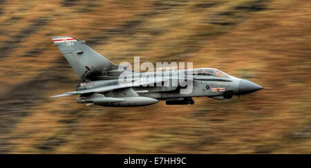 RAF Tornado-Jagdbomber auf niedrigem Niveau ausüben, im englischen Lake District. Stockfoto