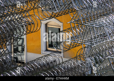 Venedig, Italien. Palazzo Cavallo Franchetti: die monumentale Installation von Tausenden von Fahrrädern von Ai Weiwei im Innenhof. Stockfoto