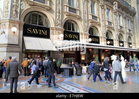 Passanten in der Galleria Vittorio Emanuele in Mailand, Italien Stockfoto