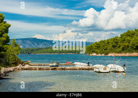 Kleiner Hafen in Maslinica-Bucht in der Nähe von Stari Grad, Insel Hvar, Kroatien Stockfoto