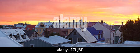 Panoramablick über Reykjavik Stadt bei Sonnenuntergang im Sommer Stockfoto