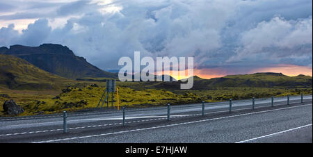 Straße neben dem surreale Landschaft mit wolligen Moss von Island. Stockfoto