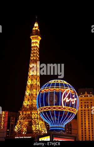 Halbe Größe Eiffelturm Replik und Montgolfier balloon Zeichen und Paris Las Vegas Hotel, Casino, Las Vegas, Nevada, USA Stockfoto