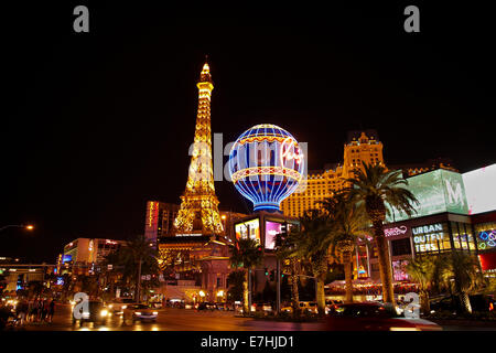 Halbe Größe Eiffelturm Replik und Montgolfier balloon Zeichen und Paris Las Vegas Hotel, Casino, Las Vegas, Nevada, USA Stockfoto