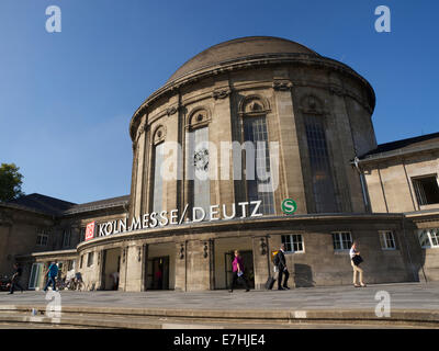 Zug und s-Bahn station Messe/Deutz in Köln, NRW, Deutschland Stockfoto