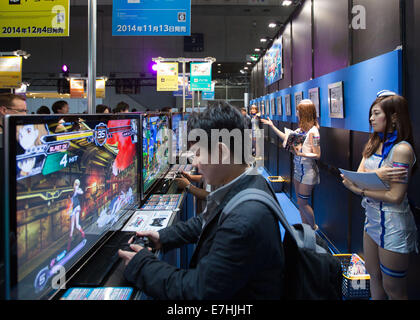 Chiba, Japan. 18. Sep, 2014. Besucher spielen bei der 2014 Tokyo Game Show auf der Makuhari Messe, östlich von Tokio, am Donnerstag, 18. September 2014 eröffnet. Die jährliche Ausstellung bietet fast 750 Spiele von 400 Ausstellern für jede Art von Konsole, Smartphone und Tablet. Asiens größte Gaming-Messe wird voraussichtlich mehr als 200.000 Besucher während der vier Tage zu ziehen. Bildnachweis: AFLO/Alamy Live-Nachrichten Stockfoto