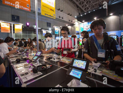 Chiba, Japan. 18. Sep, 2014. Besucher, die ein Spiel auf Nintendo 3DS Konsolen auf die 2014 Tokyo Game Show auf der Makuhari Messe, östlich von Tokio, am Donnerstag, 18. September 2014 eröffnet. Die jährliche Ausstellung bietet fast 750 Spiele von 400 Ausstellern für jede Art von Konsole, Smartphone und Tablet. Asiens größte Gaming-Messe wird voraussichtlich mehr als 200.000 Besucher während der vier Tage zu ziehen. Bildnachweis: AFLO/Alamy Live-Nachrichten Stockfoto