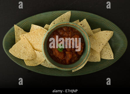 Weißer Mais Tortillachips und frische hausgemachte Tomaten Salsa von oben basieren. Stockfoto