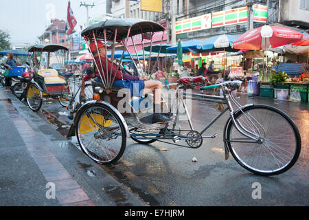 Rikschafahrer Line-up Uotside einen Markt in Chiang Mai, Thailand Stockfoto
