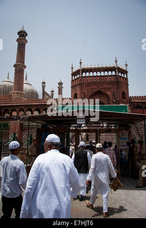 Gläubige in Jama Masjid Moschee, Old Delhi zum Freitagsgebet Stockfoto