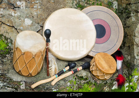 Gruppe von vier, native american Frame Drums, Drum Sticks. Stockfoto