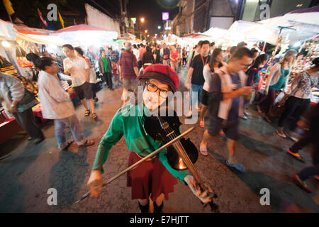 Junges Mädchen spielt ihre Geige während der Nachtmarkt in Chiang Mai, Thailand Stockfoto