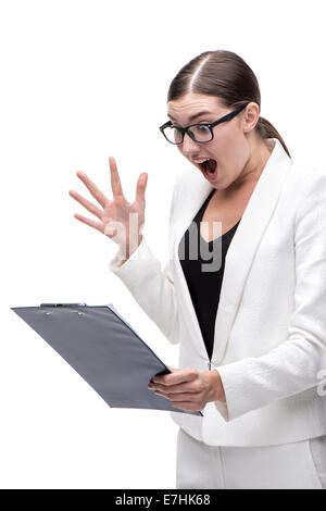 Frustrierte junge Geschäftsfrau mit Blick auf Ordner und schreien Stockfoto