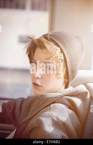 Porträt eines jungen Teenager mit Haube, in einem Bus sitzen. Stockfoto