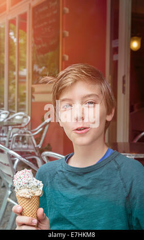 glücklichen Teenager Boy zeigt seine Eiswaffel. Stockfoto