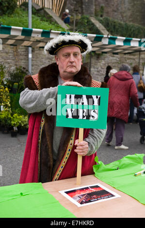 Buchhändler Derek Addyman aka Prinz Derek Fitz Pitt Stand Nachfolger König Richard i. von Heu Wähler in Hay-on-Wye, der Stadtstatus zu bekräftigen, als ein unabhängiges Königreich und anspruchsvoll, es verfügt über Postleitzahl HOW1 eigene Fragen sowie die Stadt zum Weltkulturerbe erklärt. Die Buchstadt von Hay-on-Wye ist bereits ein SSSI - eine Site of Special-Shopping-Interest. Stockfoto