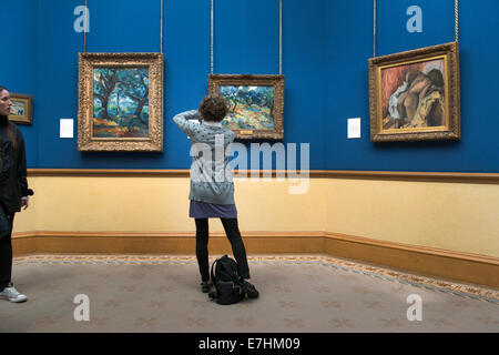 National Gallery of Scotland.  Frau van Goghs Olivenbäume zu fotografieren. Stockfoto