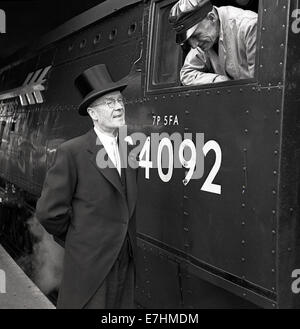 1950er Jahre historische, spricht ein Lokführer in Kabine mit der Maitre D' von der pullman-Wagen auf der Plattform an der Paddington Station. Stockfoto