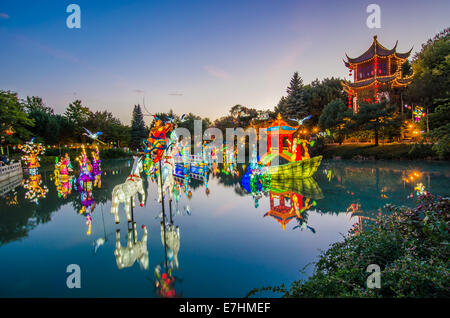 Traum-See in der Nacht in Montreal Botanischer Garten im "Magischen Laternen" Veranstaltung in 2012 Stockfoto