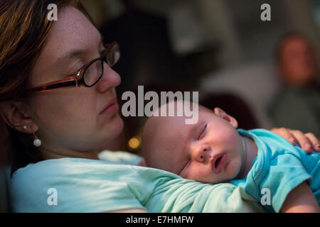 Denver, Colorado - ein 2 Monate altes Baby schläft, von seiner Mutter gehalten. Stockfoto