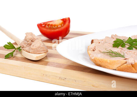 Brot mit Pastete, isoliert auf weißem Hintergrund Stockfoto