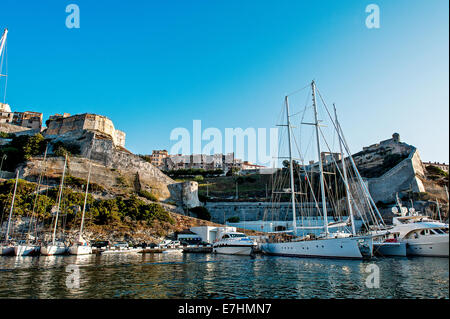 Europa, Frankreich, Korsika, Bonifacio. Segelschiffe in eine Marina vor den Wällen. Stockfoto